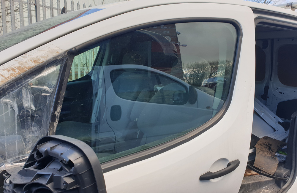 Peugeot Partner HDI Door window glass passenger side front